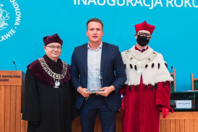 Maciej Jarząb – CEO Epeer, odbierający nagrodę podczas inauguracji roku akademickiego 2021/2022