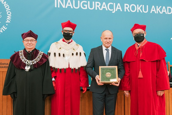 prof. Roman Sobiecki, rektor Wachowiak, rektor Rocki i Zygmunt Berdychowski z medalem