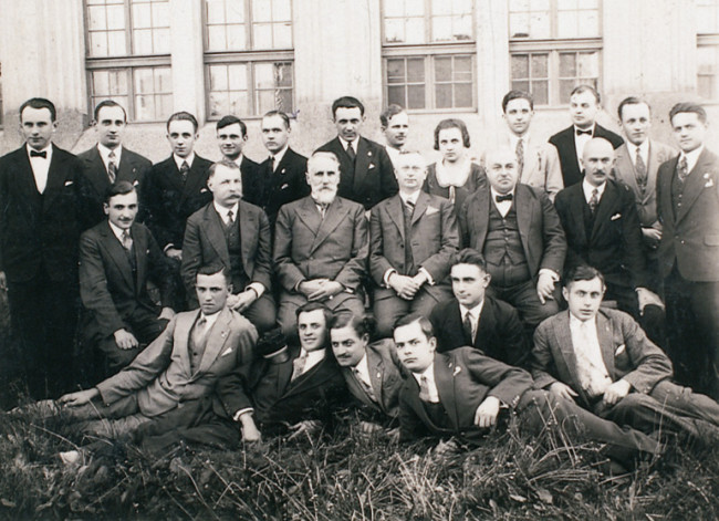 Profesorowie i studenci jednego z pierwszych roczników uczelni. Wśród profesorów prof. Konstanty Krzeczkowski (2. z lewej w środkowym rzędzie)