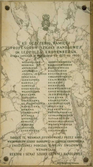 Tablica poświęcona pamięci profesorów Szkoły Handlowej im. Leopolda Kronenberga. Budynek A. Tablicę odsłonięto w 1949 roku, gdy ukończono odbudowę gmachu Szkoły spalonego w 1944 roku