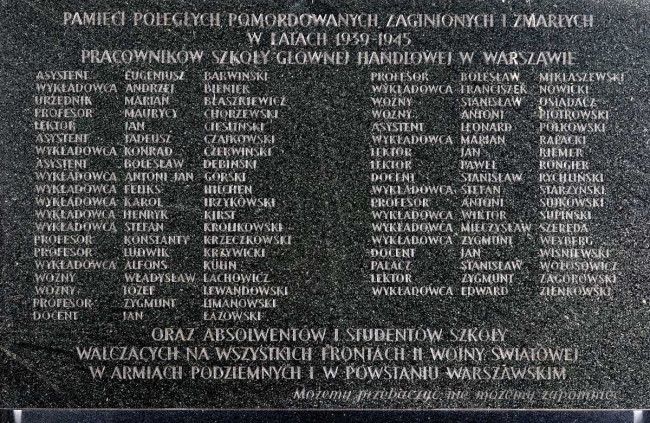 Tablica poświęcona pamięci poległych, pomordowanych, zaginionych i zmarłych w latach 1939-1945 pracowników SGH w Warszawie. Budynek A. Tablica została odsłonięta w listopadzie 1986 roku w 80-lecie Uczelni 