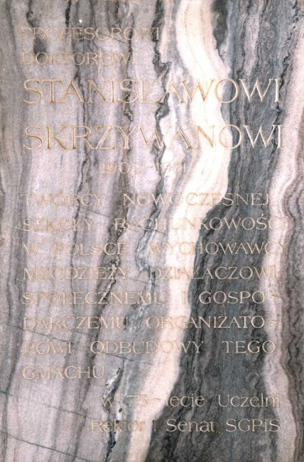 Tablica poświęcona profesorowi Stanisławowi Skrzywanowi. Budynek A. Tablicę odsłonięto na 75-lecie Szkoły, w 1981 roku