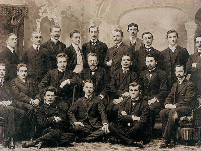 Zdjęcie grupowe pierwszych absolwentów Prywatnych Kursów Handlowych Męskich. W środku siedzi August Zieliński, założyciel Kursów