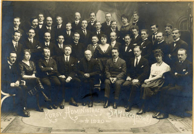 Zdjęcie grupowe absolwentów Kursów Administracji Samorządowej. Rocznik 1920