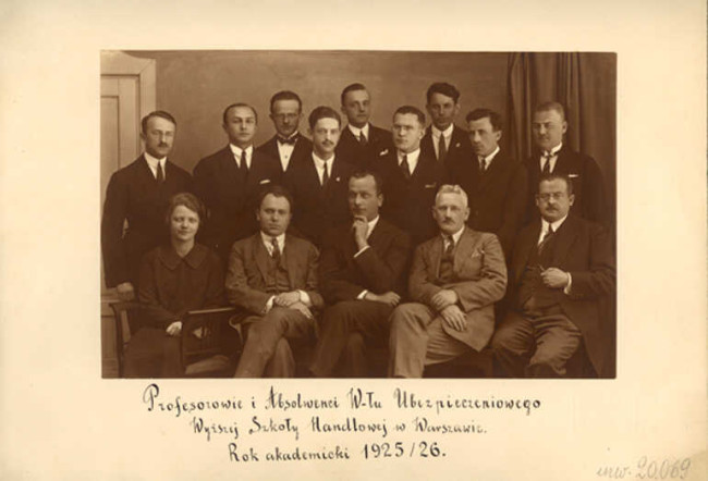 Zdjęcie grupowe profesorów i absolwentów Wydziału Ubezpieczeniowego WSH. Rok akademicki 1925/1926