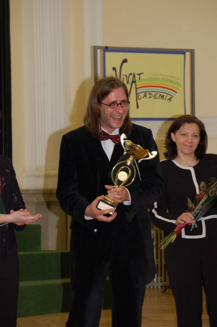 Tomasz Hynek, dyrygent Chóru SGH ze statuetką Grand Prix w konkursie Vivat Academia na Politechnice Warszawskiej, kwiecień 2007 roku