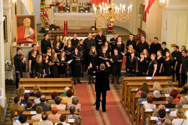 Chorzele, koncert Chóru SGH w cyklu koncertów „Mazowsze w Koronie” organizowany przez Mazowieckie Centrum Kultury i Sztuki, maj 2011 roku