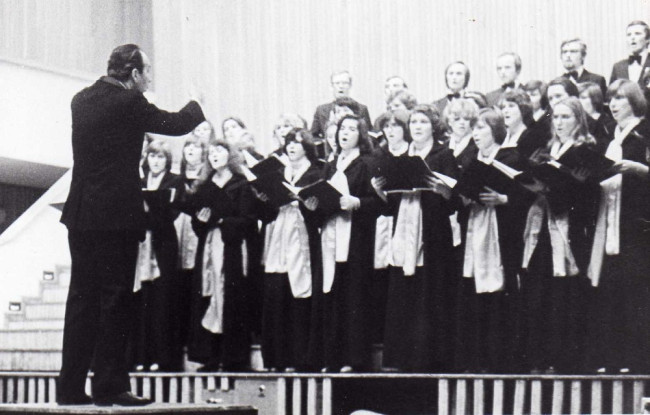 Koncert Chóru SGPiS w PWSM, dyryguje Antoni Szaliński, 1967 roku