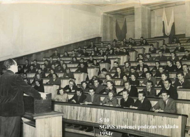 Studenci na wykładzie w SGPiS, 1954 rok