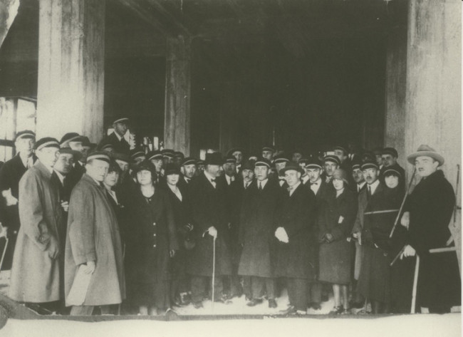 Zwiedzanie gmachu Wyższej Szkoły Handlowej (w budowie), 1925. Źródło: NAC