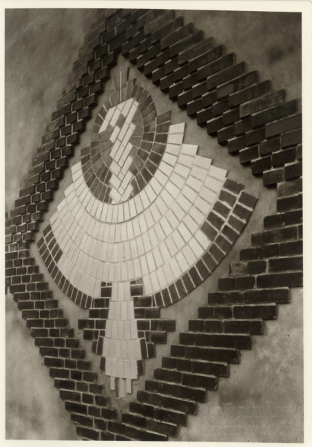 Budynek Biblioteki Wyższej Szkoły Handlowej, godło państwa - obraz na attyce z polewanych, kolorowych cegieł, 1930 rok