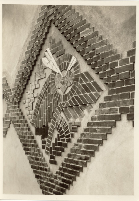 Budynek Biblioteki Wyższej Szkoły Handlowej, sowa – symbol mądrości, obraz na attyce z polewanych, kolorowych cegieł, 1930 rok