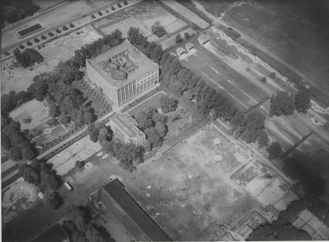 Fragment zabudowanej części Pola Mokotowskiego – Budynek Biblioteki Dom Profesorski WSH, 1944 rok