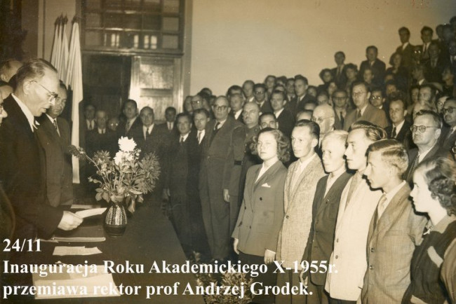 Inauguracja roku akademickiego 1955/1956, przemawia rektor prof. Andrzej Grodek. Fotografia: Archiwum SGH