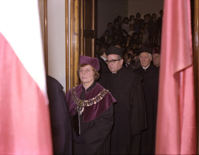 Inauguracja roku akademickiego 1979/1980  Wchodzą profesorowie: Barbara Prandecka – prorektor, Wiesław Sadowski – członek korespondent PAN, Kazimierz Secomski – członek rzeczywisty PAN, Witold Sierpiński – prorektor