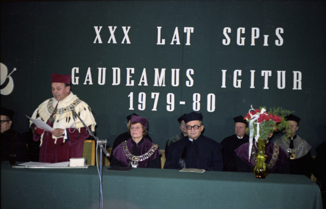 Inauguracja roku akademickiego 1979/1980  Przemawia prof. Stanisław Nowacki – rektor. W pierwszym rzędzie od lewej profesorowie: Barbara Prandecka – prorektor, Henryk Chołaj – członek korespondent PAN