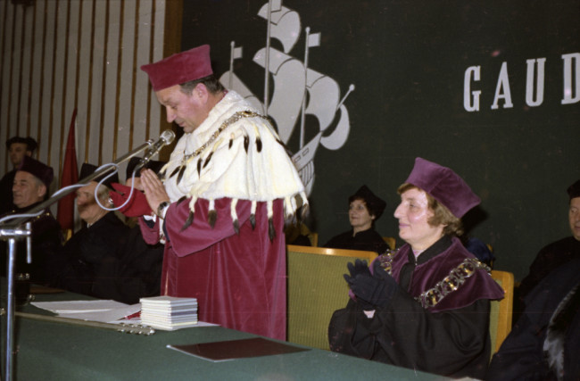 Inauguracja roku akademickiego 1979/1980.  Od lewej profesorowie: Witold Sierpiński – prorektor, Kazimierz Secomski – członek rzeczywisty PAN, Stanisław Nowacki – rektor, Barbara Prandecka – prorektor