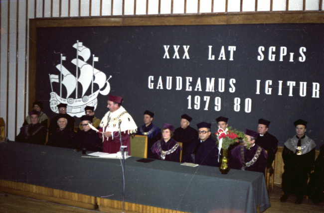 Inauguracja roku akademickiego 1979/1980  W pierwszym rzędzie od lewej profesorowie: Witold Sierpiński – prorektor, Kazimierz Secomski – członek rzeczywisty PAN, Wiesław Sadowski – członek korespondent PAN, Stanisław Nowacki – rektor, Barbara Prandecka – prorektor, Henryk Chołaj – członek korespondent PAN, Wojciech Wrzosek – prorektor