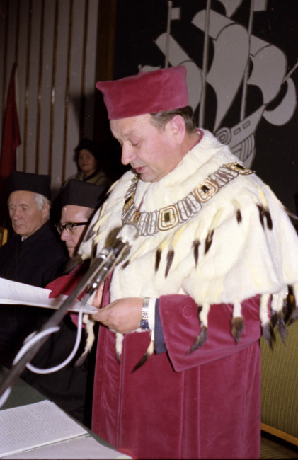 Inauguracja roku akademickiego 1979/1980  Przemawia J.M. Rektor prof. Stanisław Nowacki