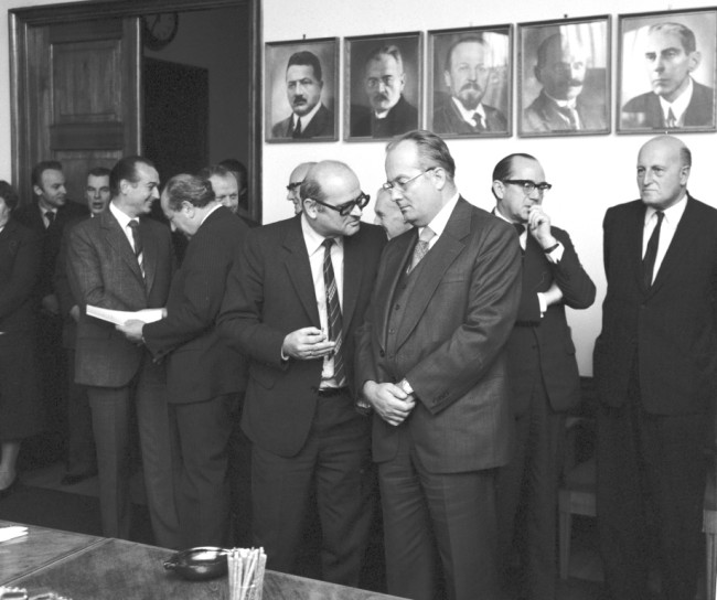 Inauguracja roku akademickiego 1980/1981  Spotkanie w Sali Senatu. W pierwszym rzędzie od prawej prof. Witold Bień. W drugim rzędzie od prawej prof. Adam Ginsnert-Gebert i prof. Wiesław Sadowski