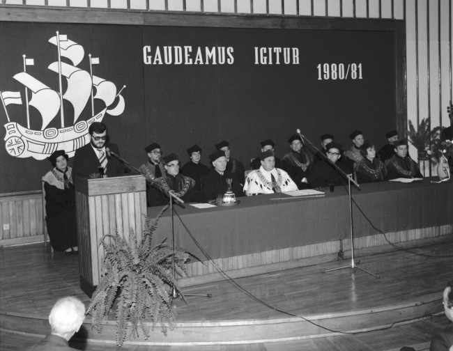 Inauguracja roku akademickiego 1980/1981  Przemawia Wojciech Paprocki. W pierwszym rzędzie od lewej profesorowie: Witold Sierpiński – prorektor, Kazimierz Secomski – członek rzeczywisty PAN, Stanisław Nowacki – rektor, Wiesław Sadowski – członek korespondent PAN, Barbara Prandecka – prorektor, Wojciech Wrzosek – prorektor. W drugim rzędzie od lewej profesorowie: Irena Fierla – dziekan Wydziału Ekonomiki Produkcji, Leszek Gilejko – dziekan Wydziału Ekonomiczno-Społecznego, Alicja Sajkiewicz – przedstawicielk