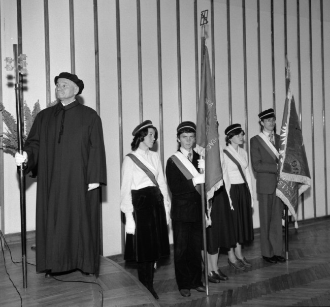 Inauguracja roku akademickiego 1980/1981  Poczet sztandarowy Szkoły Głównej Planowania i Statystyki i Socjalistycznego Związku Studentów Polskich oraz Jan Borucki – pedel