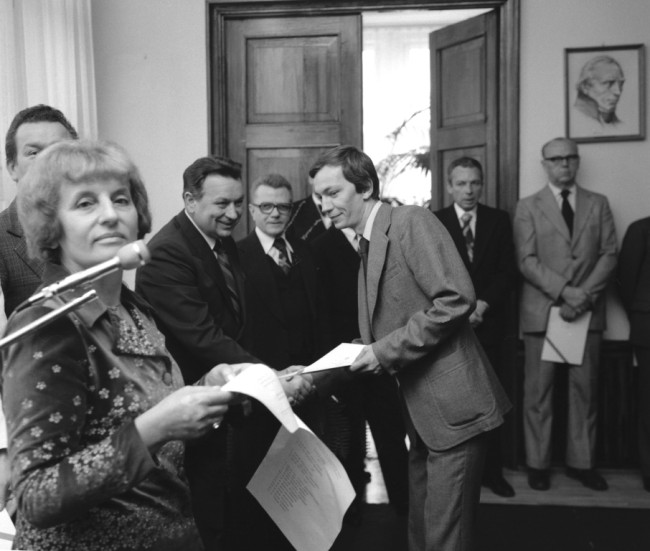 Inauguracja roku akademickiego 1980/1981  Spotkanie w Sali Senatu. Od lewej prof. Barbara Prandecka – prorektor, JM Rektor prof. Stanisław Nowacki i dr Edward Golachowski. W głębi prof. Zygmunt Bosiakowski, prof. Wojciech Wrzosek prorektor i prof. Kazimierz Boczar