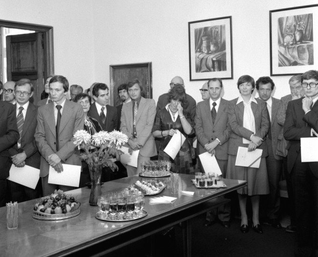 Inauguracja roku akademickiego 1980/1981  Spotkanie w Sali Senatu. Od lewej: dr Tadeusz Paweł Tkaczyk, dr Edward Golachowski, prof. Alicja Sajkiewicz, prof. Sławomir Dyka, dr Michał Piskiewicz, prof. Elżbieta Domańska, Andrzej Wiśniewski, prof. Urszula Grzelońska, dr Bogdan Grzeloński, pierwszy z prawej dr Leszek Balcerowicz