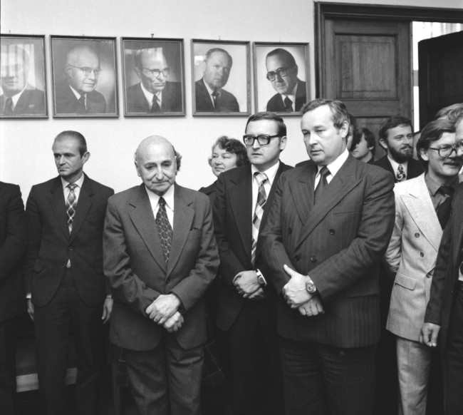 Inauguracja roku akademickiego 1980/1981  Spotkanie w Sali Senatu. Od prawej: dr Bogdan Dawidowicz, prof. Romuald Bauer, prof. Włodzimierz Januszkiewicz, prof. Ignacy Tarski