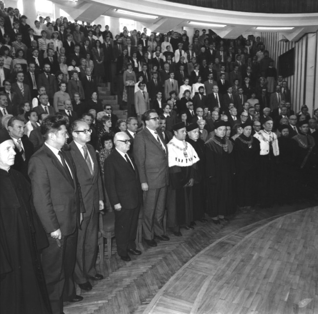 Inauguracja roku akademickiego 1981/1982  Goście i społeczność akademicka. Wśród gości prof. Henryk Jabłoński – przewodniczący Rady Państwa (czwarty z lewej)