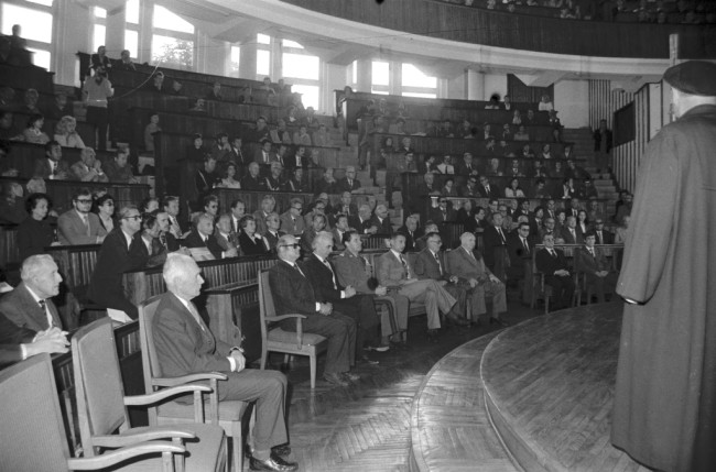 Inauguracja roku akademickiego 1982/1983  Goście i społeczność akademicka. Wśród gości: prof. Kazimierz Secomski – wiceprzewodniczący Rady Państwa (w pierwszym rzędzie – pierwszy z lewej)