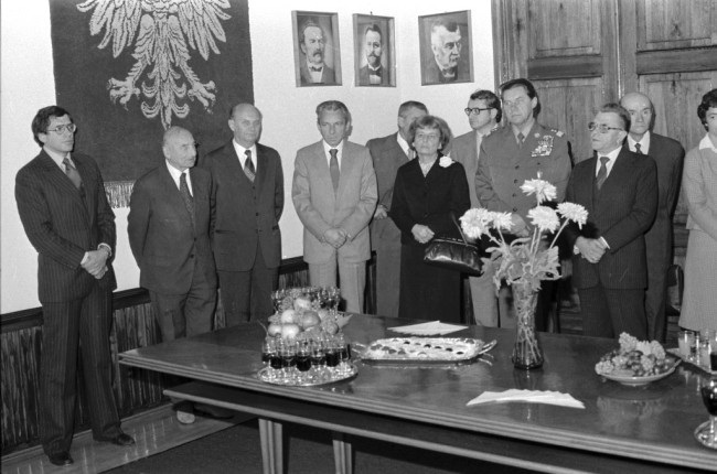 Inauguracja roku akademickiego 1982/1983  Spotkanie w Sali Senatu. Od lewej profesorowie: Dariusz Rosati, Ignacy Tarski, Zygmunt Kossut, Wojciech Wrzosek, Barbara Prandecka. Pierwszy z prawej prof. Zygmunt Bosiakowski