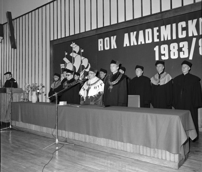 Inauguracja roku akademickiego 1983/1984  W pierwszym rzędzie od lewej profesorowie: Andrzej Całus – prorektor, Zygmunt Bosiakowski – rektor, Wojciech Wrzosek – prorektor. W drugim rzędzie od prawej profesorowie: Kemens Białecki – przedstwiciel Wydziału Handlu Zagranicznego, Zygmunt Kossut – dziekan Wydziału Handlu Zagranicznego, Wacław Gabara – przedstawiciel Wydziału Handlu Wewnętrznego