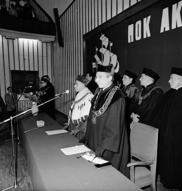 Inauguracja roku akademickiego 1983/1984  W pierwszym rzędzie od lewej: prof. Zygmunt Bosiakowski – rektor, Wojciech Wrzosek – prorektor. Przy mównicy prof. Andrzej Całus – prorektor. W drugim rzędzie od prawej profesorowie: Wacław Gabara – przedstawiciel Wydziału Handlu Wewnętrznego, Bogdan Kołodziejek – dziekan Wydziału Handlu Wewnętrznego, Michał Kolupa – dziekan Wydziału Finansów i Statystyki