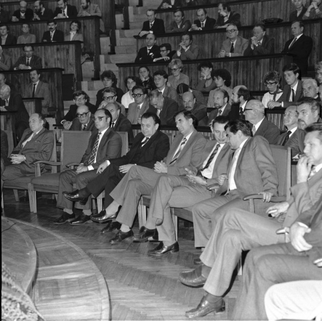 Inauguracja roku akademickiego 1983/1984  Goście i społeczność akademicka. Wśród gości prof. Stanisław Nowacki – wiceminister nauki i szkolnictwa wyższego  (w pierwszym rzędzie trzeci z lewej), dr Manfred Gorywoda – kierownik zespołu doradców ekonomicznych prezesa Rady Ministrów (piąty z lewej)