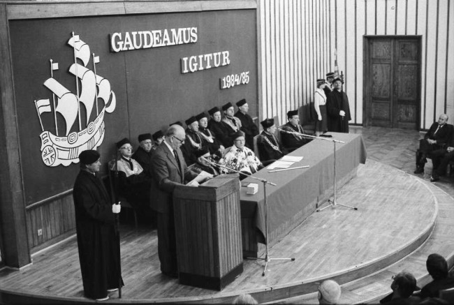 Inauguracja roku akademickiego 1984/1985  Wykład inauguracyjny wygłasza prof. Kazimierz Boczar