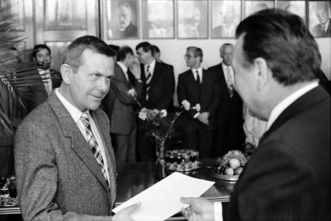 Inauguracja roku akademickiego 1984/1985  Spotkanie w Sali Senatu. Nagrodę odbiera prof. Karol Lutkowski