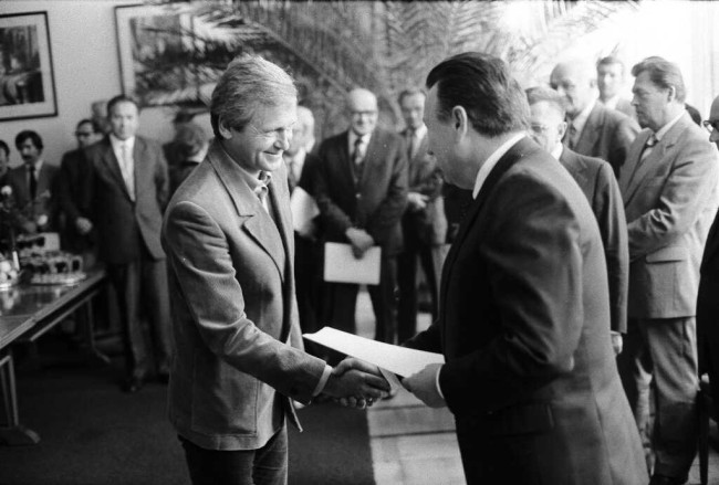 Inauguracja roku akademickiego 1984/1985  Spotkanie w Sali Senatu. Nagrodę odbiera dr Michał Piskiewicz