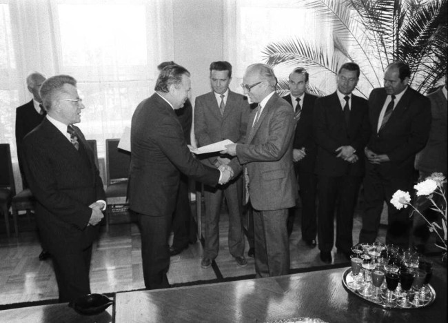 Inauguracja roku akademickiego 1985/1986  Spotkanie w Sali Senatu. Nagrodę odbiera prof. Franciszek Tomczak