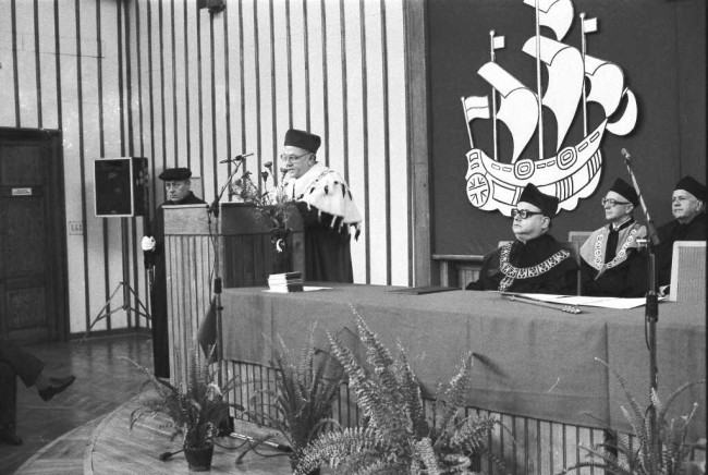 Inauguracja roku akademickiego 1985/1986  Przemawia rektor Zygmunt Bosiakowski