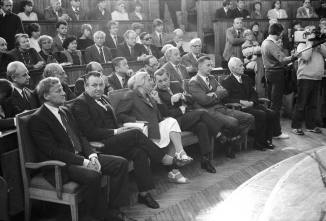 Inauguracja roku akademickiego 1985/1986  W pierwszym rzędzie siedzą od prawej: prof. Kazimierz Secomski - członek Rady Państwa, dr Manfred Gorywoda – wiceprezes Rady Ministrów, prof. Zbigniew Messner – wiceprezes Rady Ministrów; drugi z lewej: prof. Stanisław Nowacki - wiceminister nauki i szkolnictwa wyższego