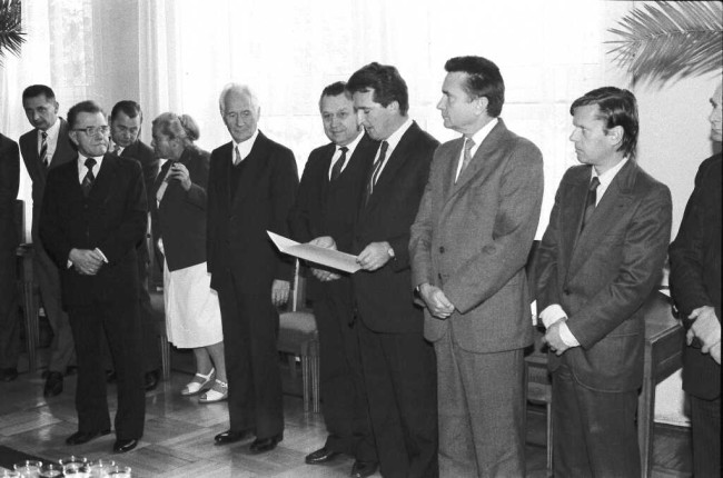 Inauguracja roku akademickiego 1985/1986  Spotkanie w Sali Senatu. W pierwszym rzędzie od lewej prof. Zygmunt Bosiakowski – rektor, prof. Kazimierz Secomski, prof. Stanisław Nowacki – wiceminister nauki i szkolnictwa wyższego, dr Bogusław Pietrzak, pierwszy z prawej prof. Wojciech Hübner