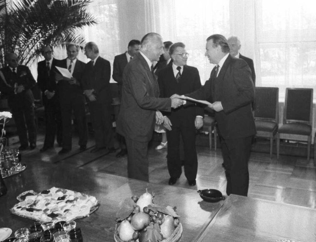 Inauguracja roku akademickiego 1985/1986  Spotkanie w Sali Senatu. Nagrodę odbiera prof. Henryk Skrobisz