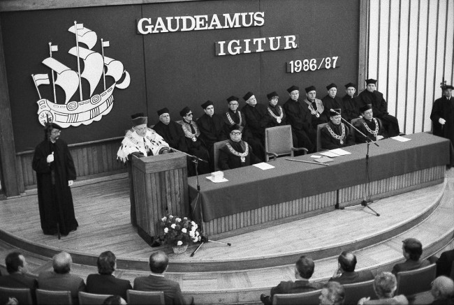 Inauguracja roku akademickiego 1986/1987  Przemawia rektor prof. Zygmunt Bosiakowski