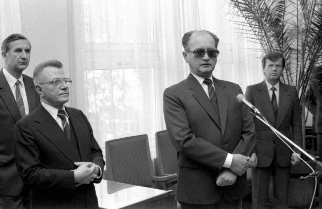 Inauguracja roku akademickiego 1986/1987  Spotkanie w Sali Senatu. Przy mikrofonie przewodniczący Rady Państwa Wojciech Jaruzelski, obok JM Rektor prof. Zygmunt Bosiakowski