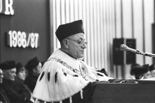 Inauguracja roku akademickiego 1986/1987  Przemawia rektor prof. Zygmunt Bosiakowski