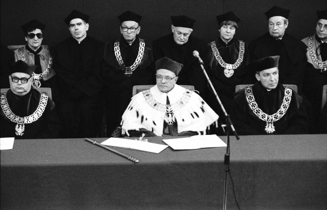 Inauguracja roku akademickiego 1986/1987  W pierwszym rzędzie od lewej profesorowie: Andrzej Całus – prorektor, Zygmunt Bosiakowski – rektor, Wojciech Wrzosek – prorektor, w drugim rzędzie od lewej profesorowie: Alicja Sajkiewicz – dziekan Wydziału Ekonomiczno-Społecznego, Adam Kurzynowski - przedstawiciel Wydziału Ekonomiczno-Społecznego, Roman Kulczycki – dziekan Wydziału Finansów i Statystyki, Krzysztof Porwit – przedstawiciel Wydziału Finansów i Statystyki, Zofia Zielińska – dziekan Wydziału Handlu Wewn