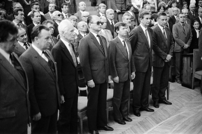 Inauguracja roku akademickiego 1986/1987  Goście i społeczność akademicka. W pierwszy rzędzie od lewej: prof. Stanisław Nowacki, prof. Kazimierz Secomski, przewodniczący Rady Państwa Wojciech Jaruzelski, prof. Wojciech Hübner, pierwszy od prawej dr Manfred Gorywoda