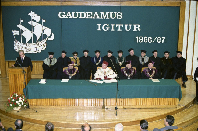 Inauguracja roku akademickiego 1985/1986  Wykład inauguracyjny wygłasza prof.  Witold Sierpiński