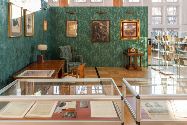wystawa czasowa o Stanisławie Wojciechowskim w czytelni biblioteki SGH